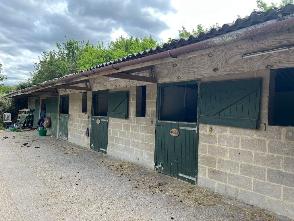 Land and Stables off Sharpenhoe Road, Barton-le-Clay, Bedfordshire, MK45 4SE